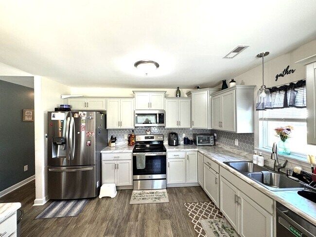 Building Photo - Beautiful home! Convenient to the city with all shopping!