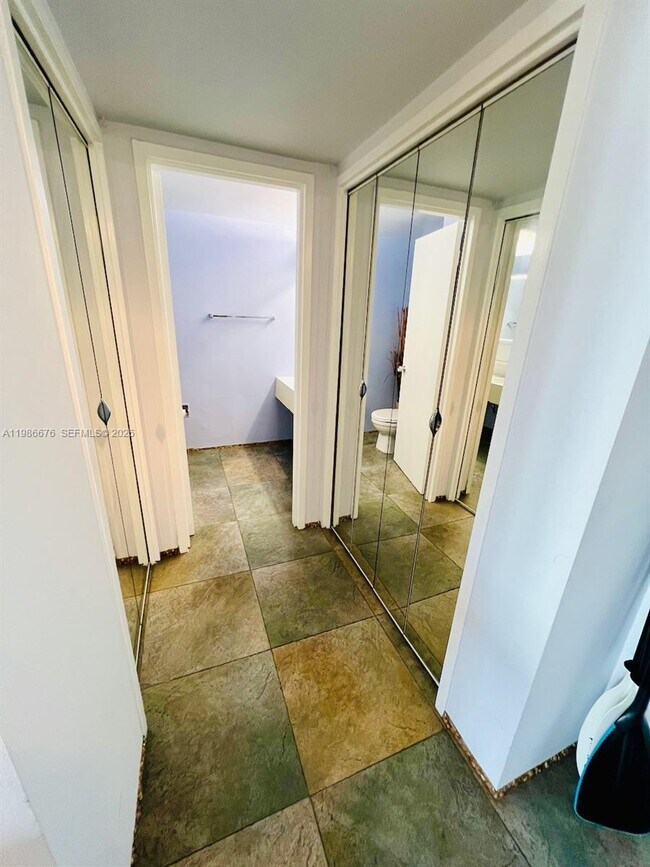 Building Photo - 900 Bay Dr