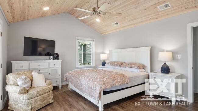 Building Photo - Gorgeous Waterfront Property with 4 Bedroo...
