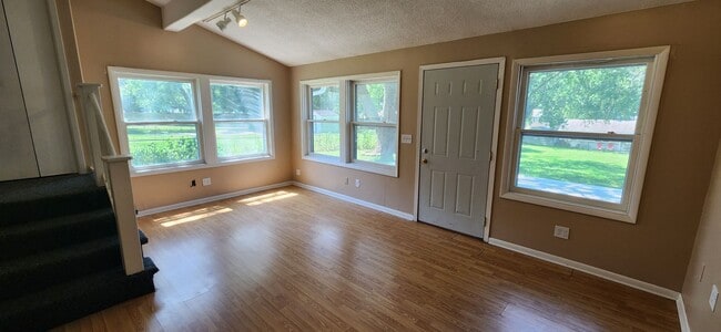 Building Photo - Beautiful home with attached garage and great yard!