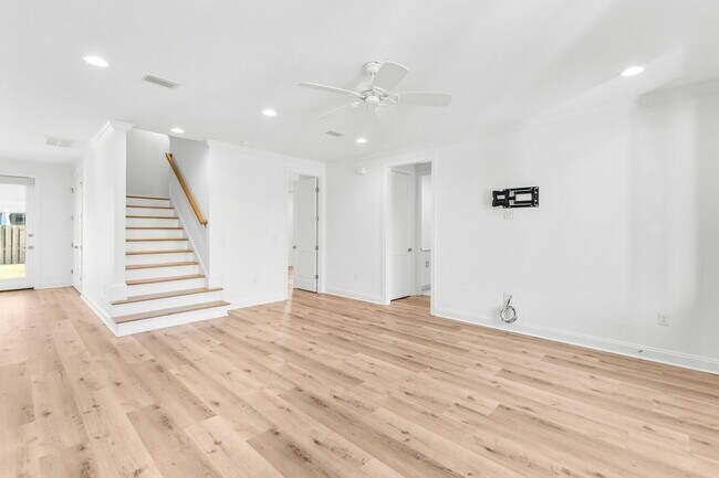 Building Photo - 117 Roundwood Dr