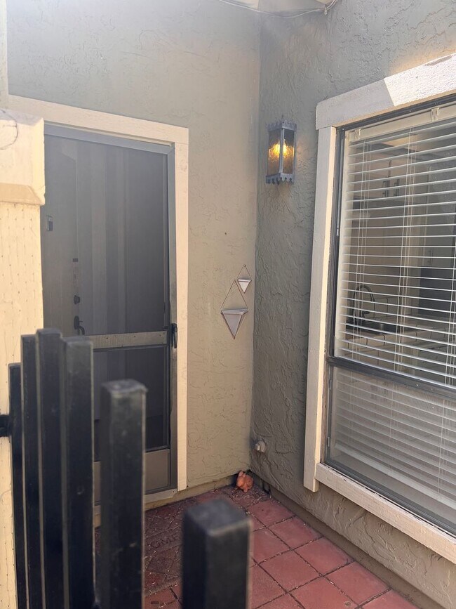 Building Photo - Spacious 2 Bedroom with Attached Garage Cl...