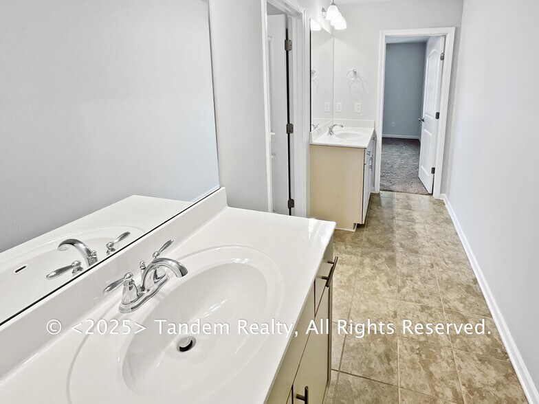 Building Photo - 8020 Forest Hills Dr