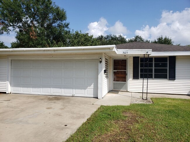 Building Photo - Mid April Move In