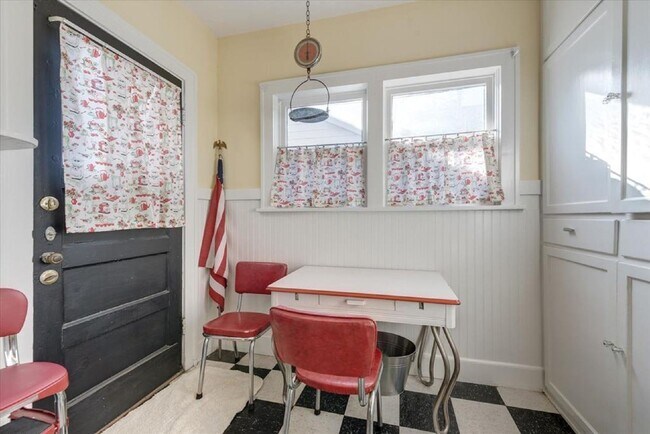 Building Photo - Daring 2 bedroom 1 bath in the heart of Ryan Place.