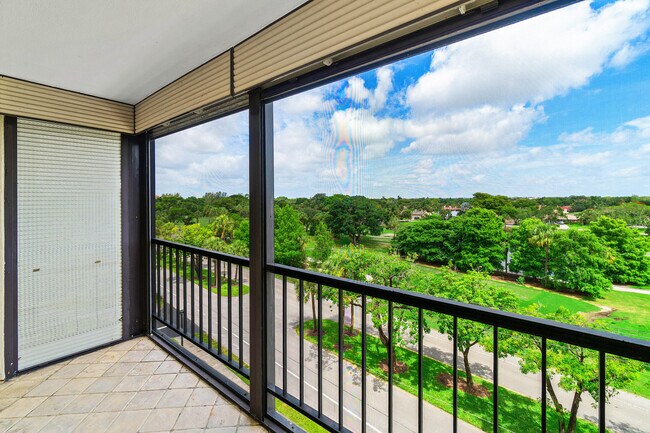 Building Photo - 2400 Deer Creek Country Club Blvd