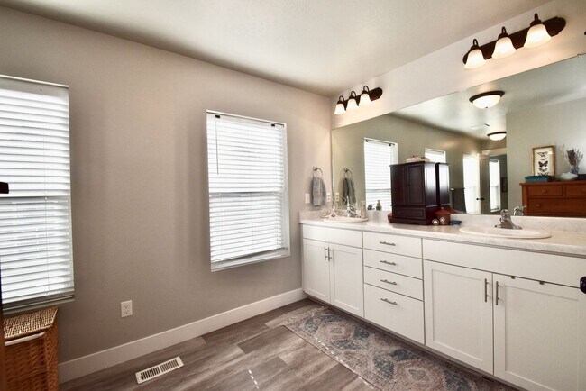 Building Photo - Spacious 5 Bed in Herriman Home in Prime Location!
