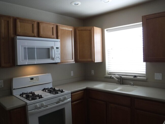 Building Photo - 441 Country Club Ln