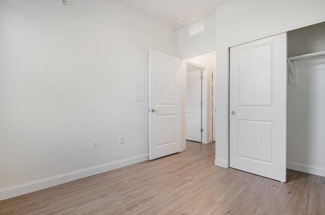 Building Photo - Ground Level Condo - 2 Bedrom 2 Bathroom in Chatfield Bluffs