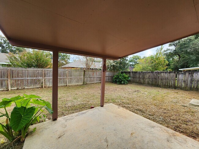 Building Photo - Garage and Fenced Back Yard in Foley!