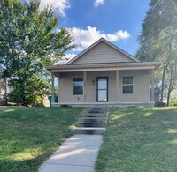 Building Photo - Cute 3-bedroom, 2 bath home with 1 car gar...
