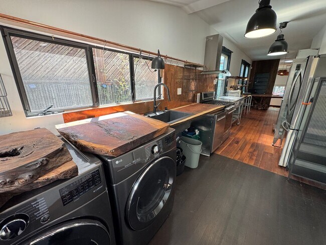 Building Photo - Remodeled 3BR/2BA Oasis with Hot Tub, Saun...