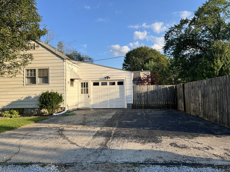 Building Photo - 2021 N Maplewood Ave