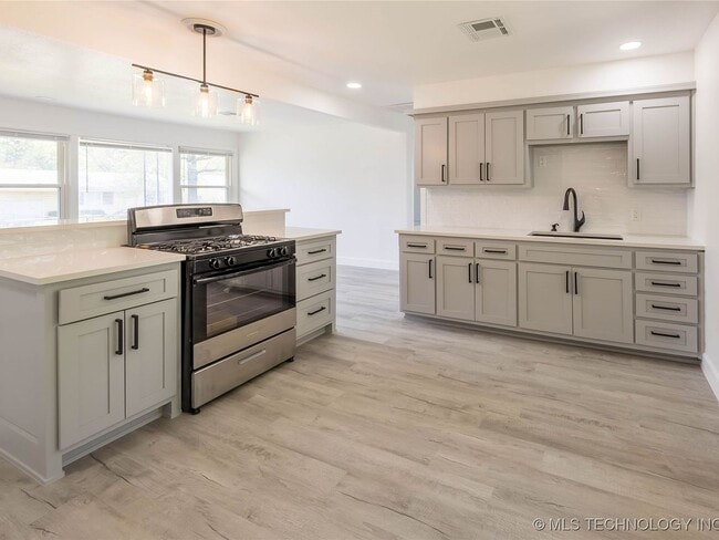 Building Photo - 2 Bed | 1 Bath in North Tulsa!