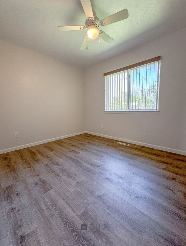 Building Photo - NEWLY UPDATED 2 BED/ 1 BATH SINGLE FAMILY ...