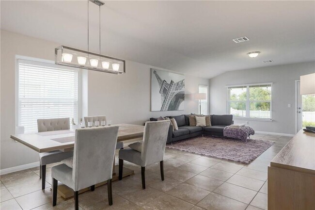 Building Photo - Spacious & Beautiful 3/BR 2/BA Home with E...