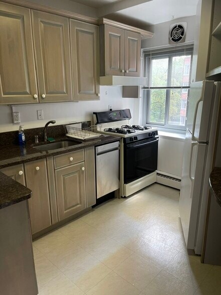 Kitchen - 4200 Cathedral Ave NW