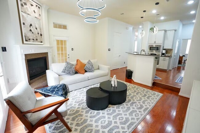 Building Photo - 5625 Dolores St