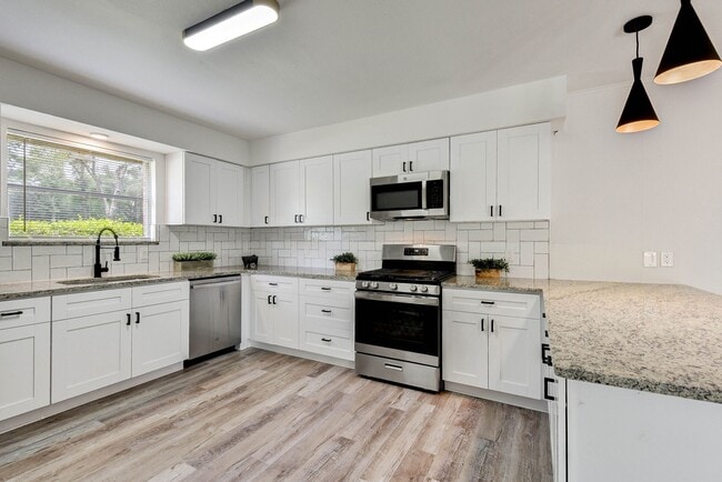 Building Photo - 1703 N Roberson St