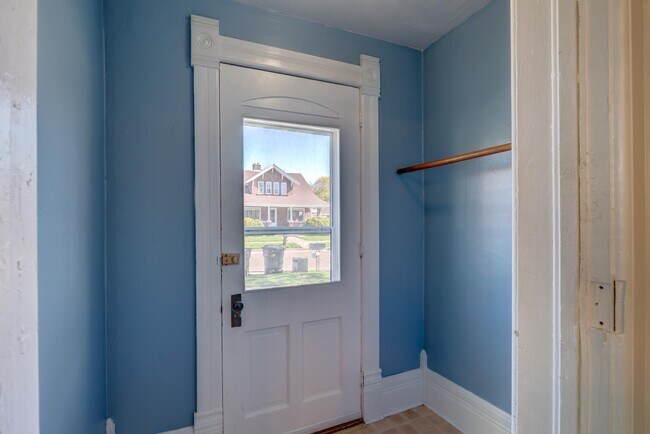 Building Photo - 427 Vernal Ave