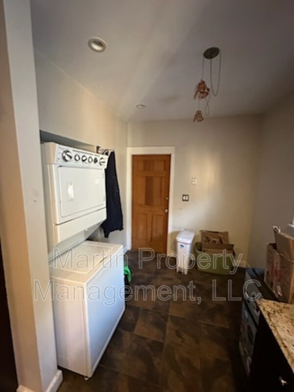 Building Photo - 24 Cushing St