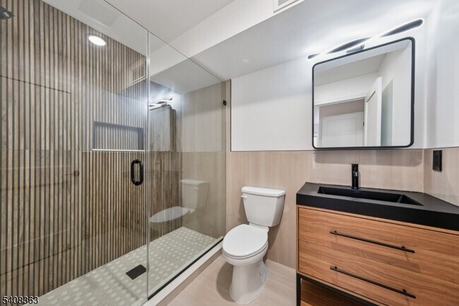 Building Photo - 52 James St