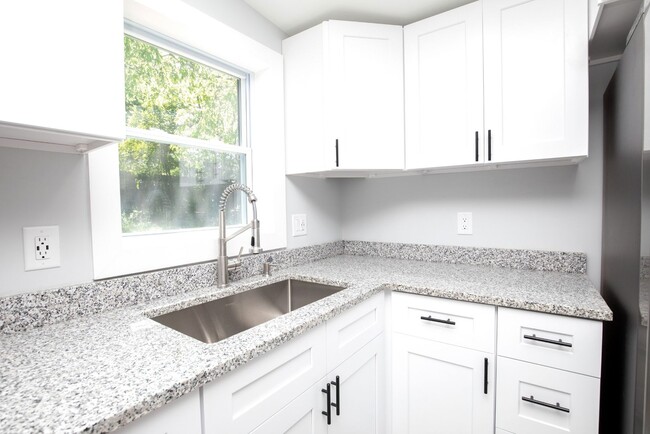 Building Photo - 2 Bedroom Madison Cutie