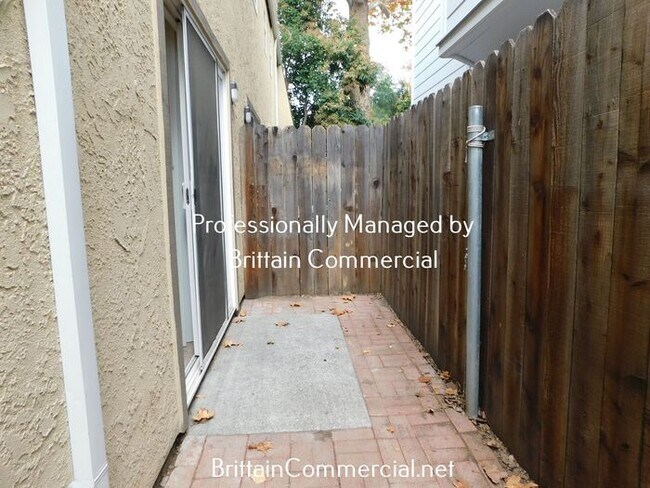 Building Photo - Spacious 2 Bedroom 1.5 Bath Townhouse Apar...