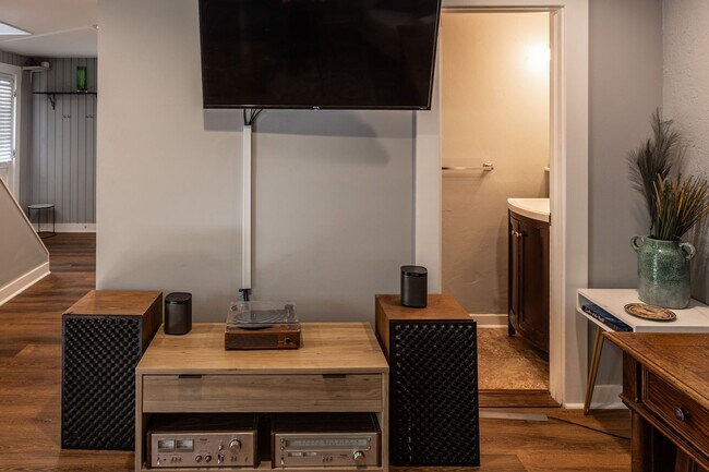 Building Photo - 1515 1/2 S Carson Ave