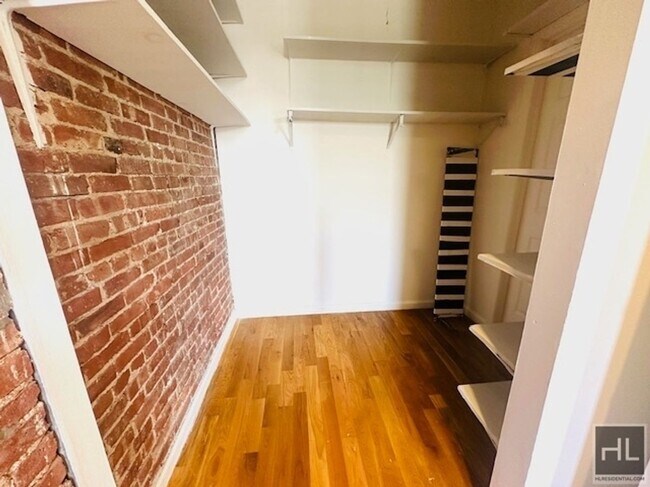 Building Photo - Enormous Floor Through 3 Bed/1.5 Bath in C...
