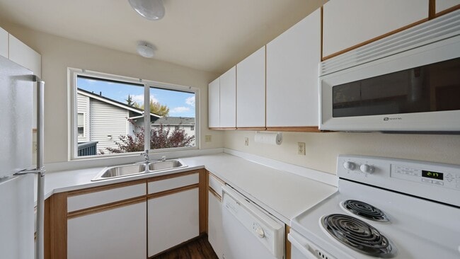 Building Photo - 3 Bed 2 Bath - Downtown - Assigned Parking