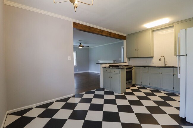 Building Photo - 3 Bed | 1 Bath | Mid Town | $1400