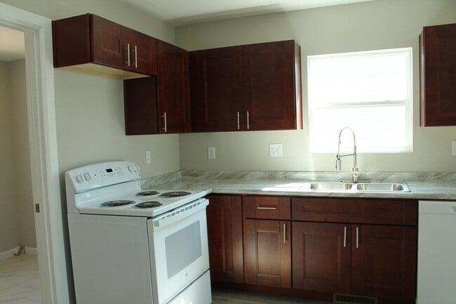 Building Photo - Modern Charm Meets Prime Location!