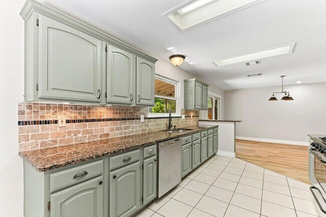 Building Photo - 1807 Iris Ln
