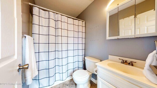 Primary bathroom - 1415 S Shelby St