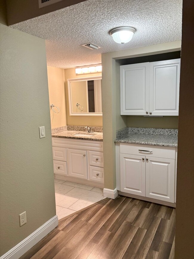 Building Photo - SPECIAL*** 1/2 OFF THE 2nd Months Rent - Q...