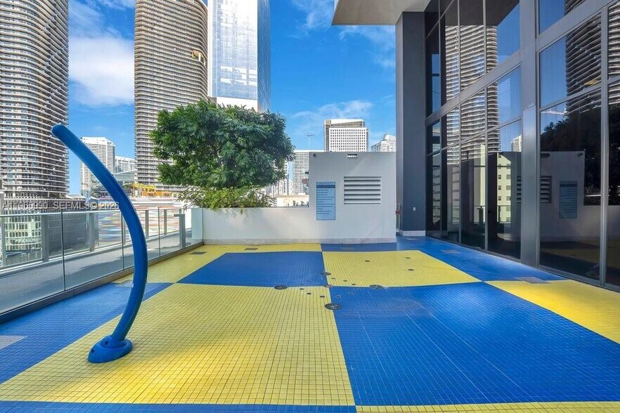 Building Photo - 1010 Brickell Ave