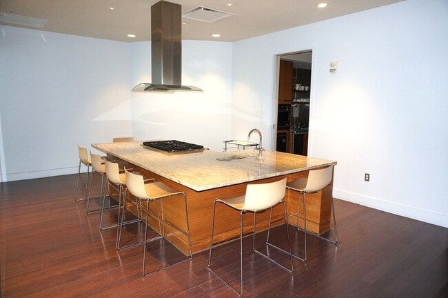 Building Photo - 10-40 Nouvelle Way