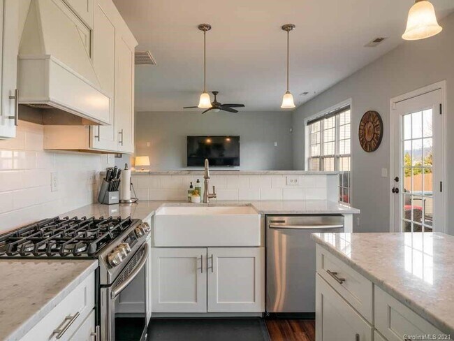 Building Photo - 47 Stone River Dr