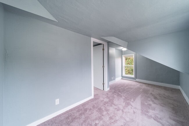 Building Photo - 409 Racine St