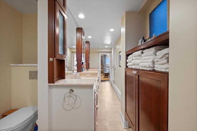 Building Photo - 2130 N Lincoln Park W