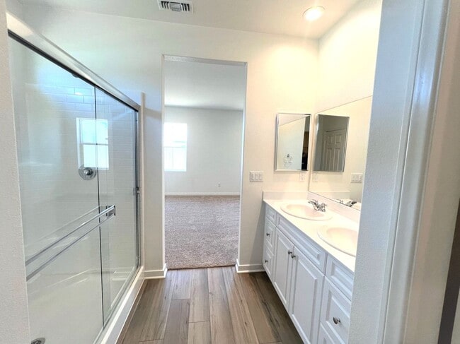 Building Photo - Beautiful Single Story 3 Bedrooms, 2 Bathr...