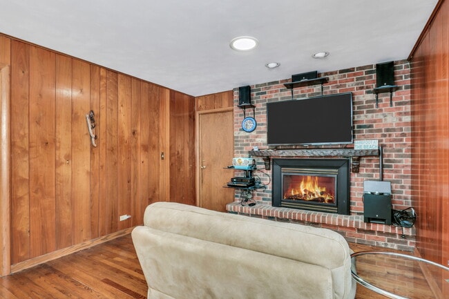 Building Photo - 826 Crestfield Ave