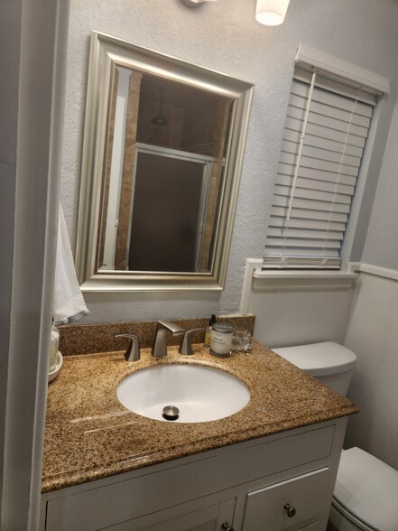 Building Photo - 1529 E Don St