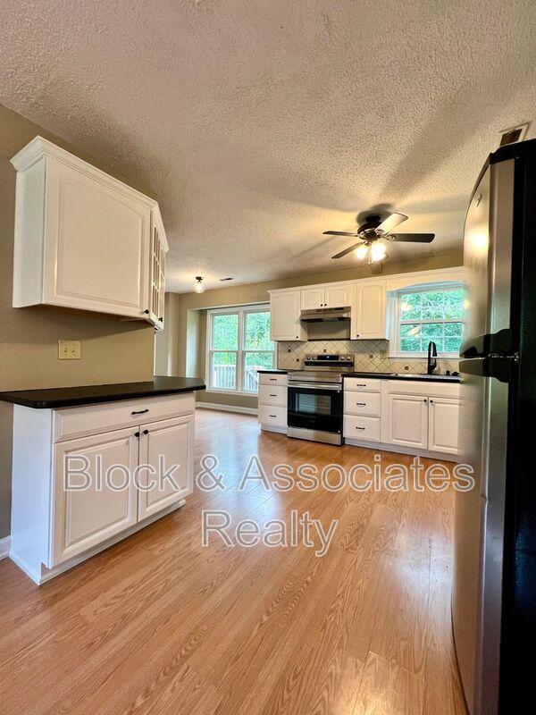 Building Photo - 1613 Round Hill Cir