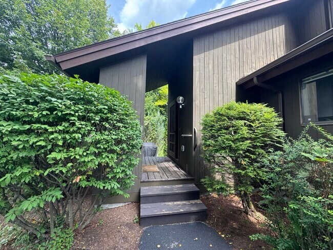 Building Photo - 94 Murray Hill Woods Rd