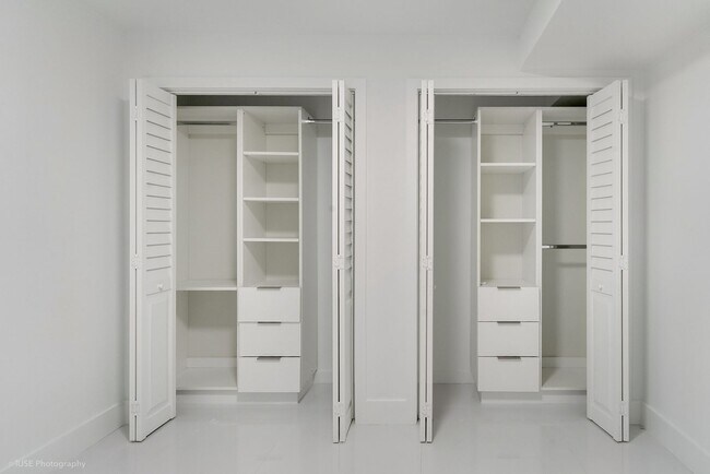 Building Photo - 6039 Collins Ave