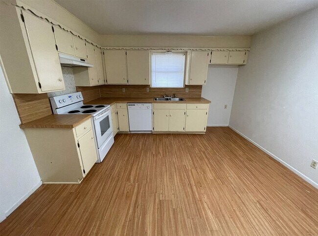 Building Photo - 204 Cedar Ln