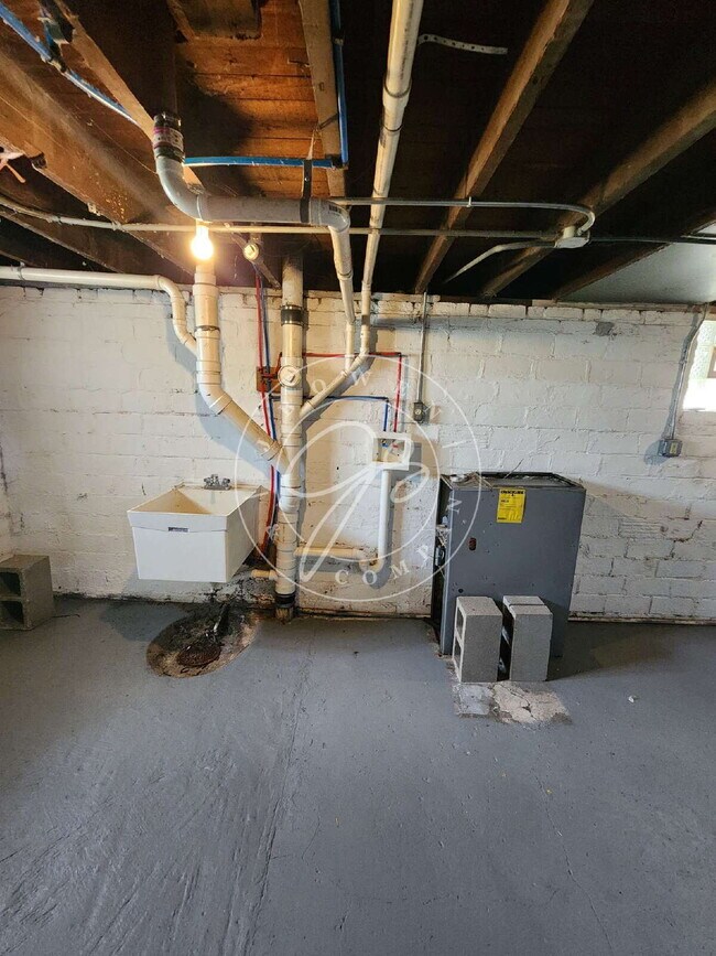 Building Photo - Adorable Updated 3 Bedroom Bungalow Near Downtown & Tony Packo's!