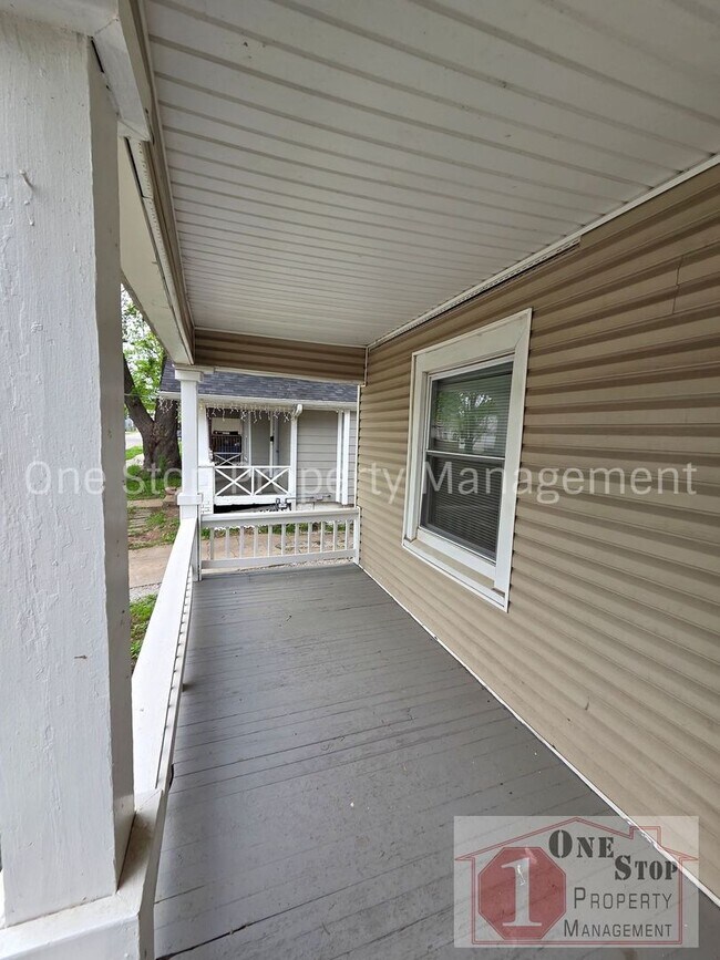 Building Photo - Spacious 3 bedroom/ 2 bathroom in Kansas City!